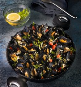 mejillones y hierbas con eneldo y vino blanco cocinado en una olla