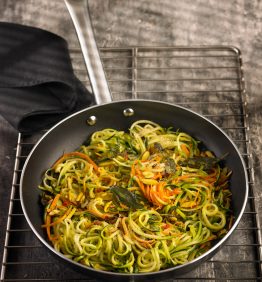 espaguetis de hortalizas y almendras y salvia