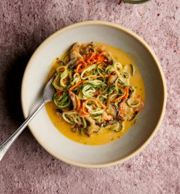 noodles de verduras con shitake y salsa de queso vegano