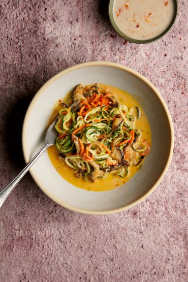 noodles de verduras con shitake y salsa de queso vegano