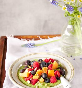 bol con frutos rojos y aguacate