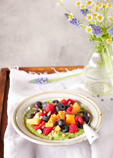 bol con frutos rojos y aguacate
