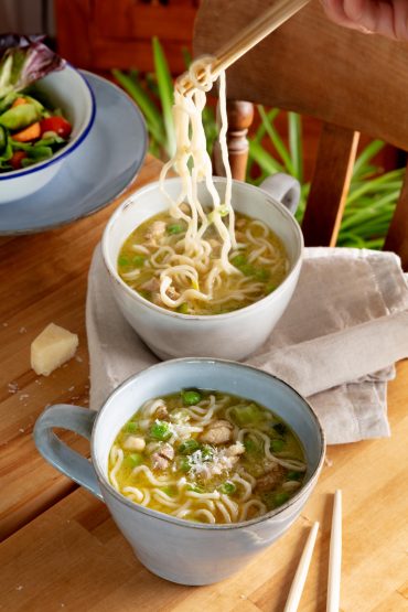noodles con pollo y verduras en sopa