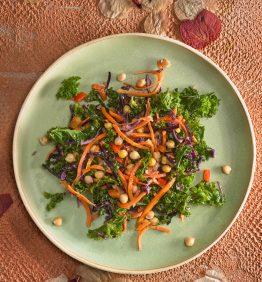 ensalada de kale con salsa de mani