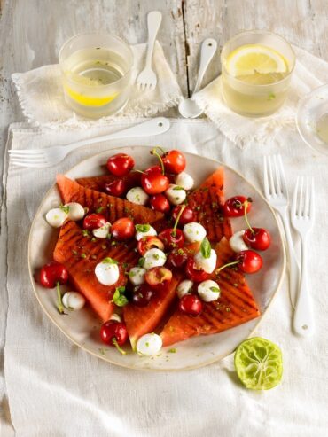 sandia a la plancha con cerezas y mozarella