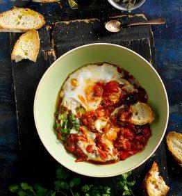 Shakshuka ua receta de tunisia de verduras y huevo