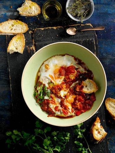 Shakshuka ua receta de tunisia de verduras y huevo