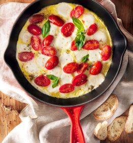 Sarten con tortilla de huevo y tomates