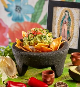 guacamole dip con nachos