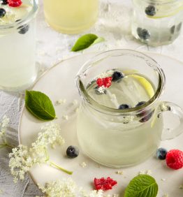 bebida de sauco con fruta