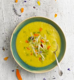 sopa fria de hinojo , curcuma, puerro y patata