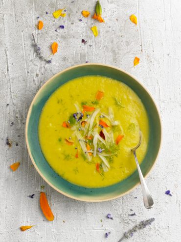 sopa fria de hinojo , curcuma, puerro y patata