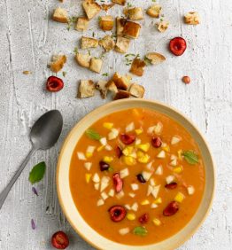 sopa fria de cerezas y