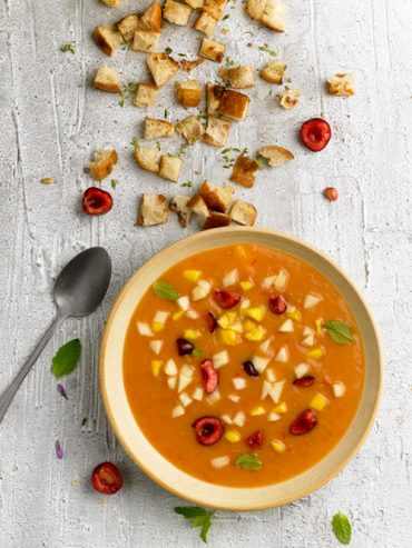 sopa fria de cerezas y