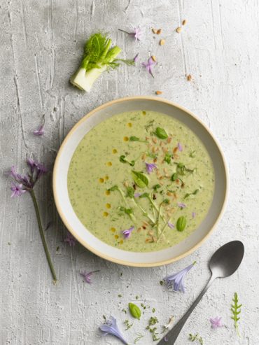 sopa fria de hinojo y leche de almendras