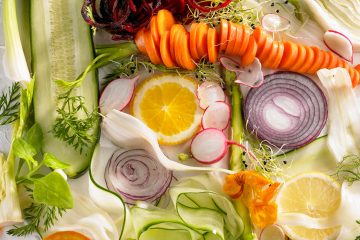 variedad de verduras para ensalada, zanahoria, pepino, limon, remolacha, hinojo