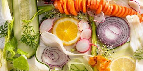 variedad de verduras para ensalada, zanahoria, pepino, limon, remolacha, hinojo